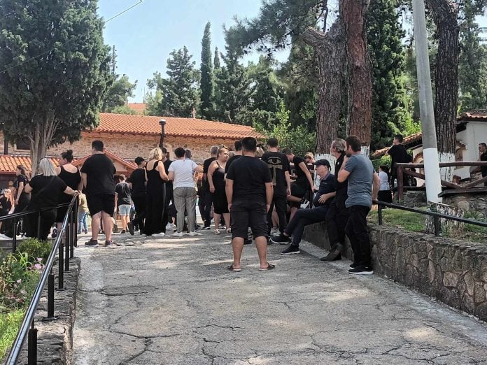 Χαλκιδική: Θρήνος στην κηδεία της 16χρονης που πέθανε από αλλεργικό σοκ – Ξεσπούν οι συγγενείς -ΦΩΤΟ-ΒΙΝΤΕΟ
