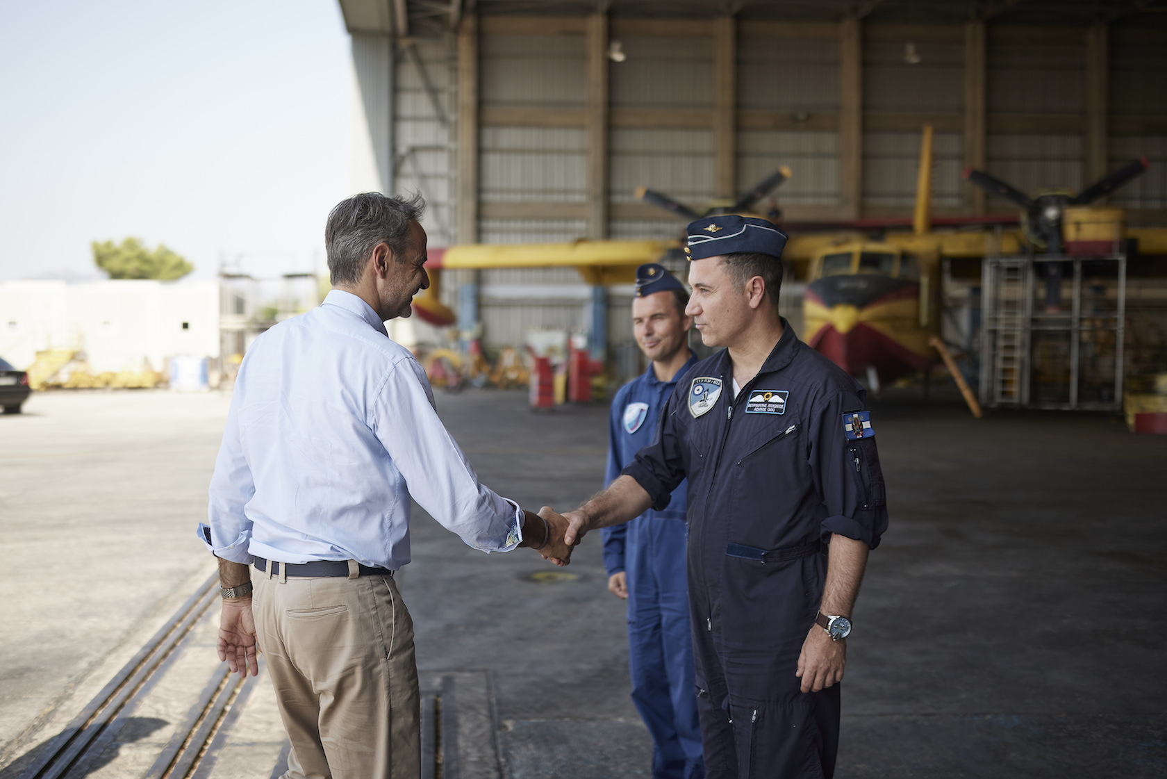 Μητσοτάκης από Ελευσίνα: Θα τρέξουν «σφαίρα» τα προγράμματα για νέα Canadair – ΒΙΝΤΕΟ