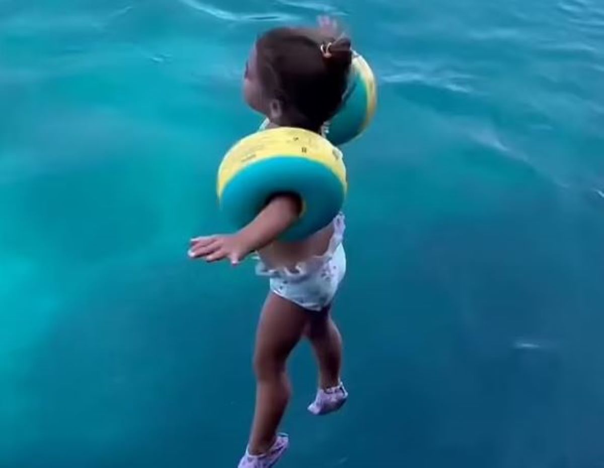 Τρόμος για κοριτσάκι που δεν ξέρει κολύμπι: Το πετούν από σκάφος στη θάλασσα, χάνει τα μπρατσάκια του και βουλιάζει