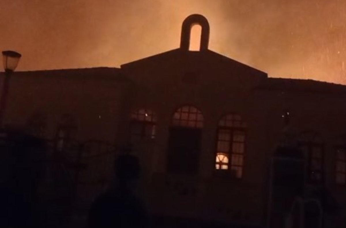 Φωτιά στην Ρόδο: Η στιγμή που οι φλόγες τυλίγουν την εκκλησία στο χωριό Λάερμα – BINTEO