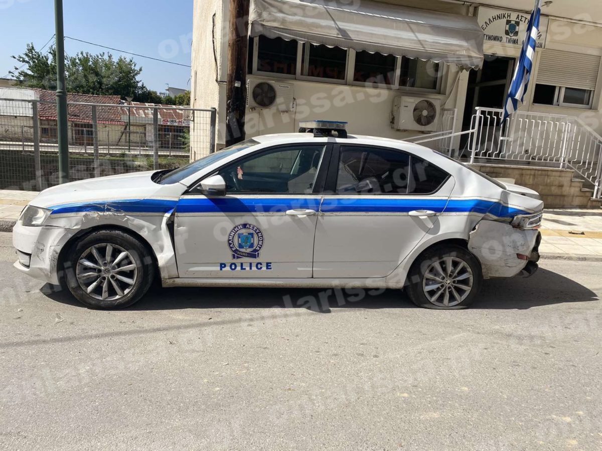 Φάρσαλα: Οδηγός σε έξαλλη κατάσταση έριξε δύο φορές το αυτοκίνητό του πάνω σε περιπολικό – ΦΩΤΟ