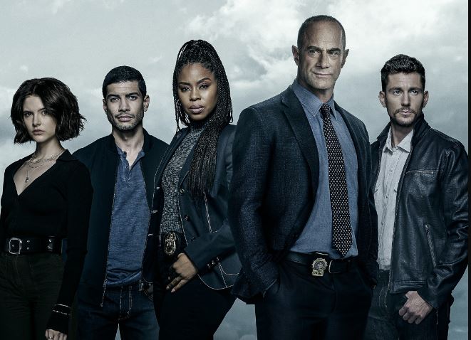 «Νόμος και τάξη»… στις κάλτσες – Χαμός με πρωταγωνιστή της σειράς που εμφανίζεται γυμνός σε διαφήμιση