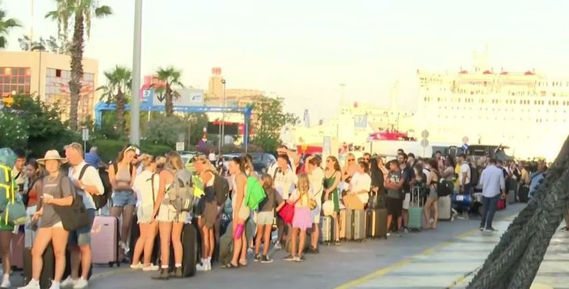 Όπου φύγει – φύγει: Η μεγάλη έξοδος του Αυγούστου – Γεμίζουν τα νησιά, αδειάζει η Αθήνα