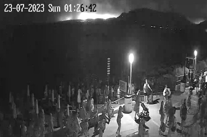 Φωτιά στην Ρόδο: Δείτε Live από την Λίνδο – Η εκκένωση της περιοχής μετά το μήνυμα του 112