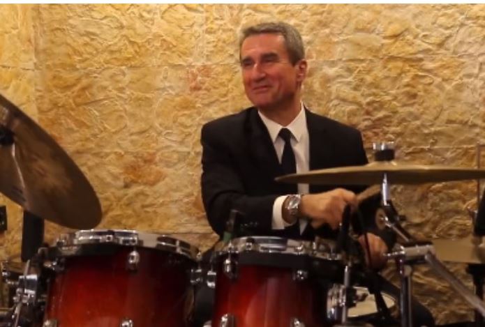 Ανδρέας Λοβέρδος: Θα παίξει ντραμς στο πλευρό γνωστού τραγουδιστή σε πανηγύρι