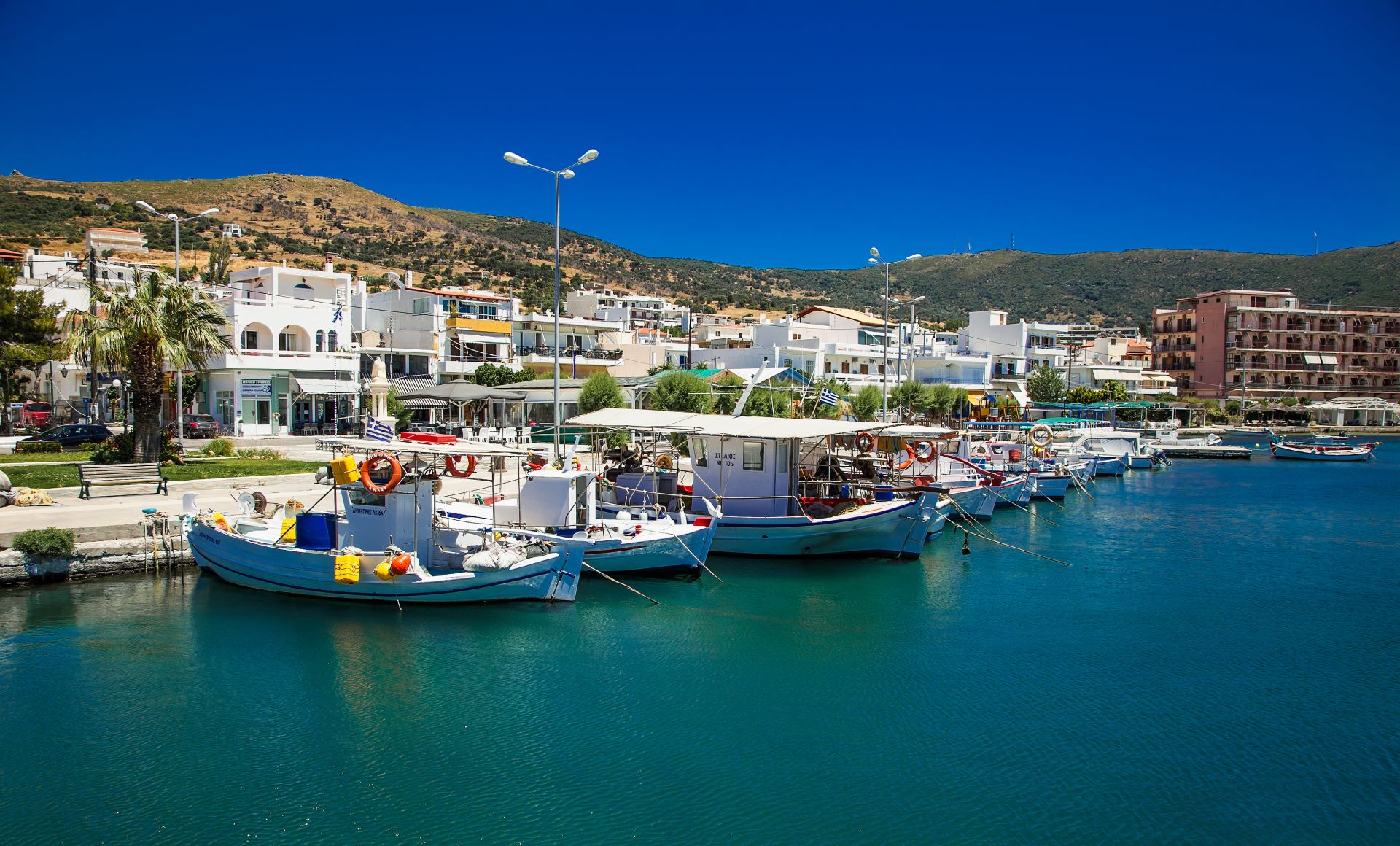 Εύβοια: Πυρκαγιά σε σκάφος στο Μαρμάρι – Ένας τραυματίας