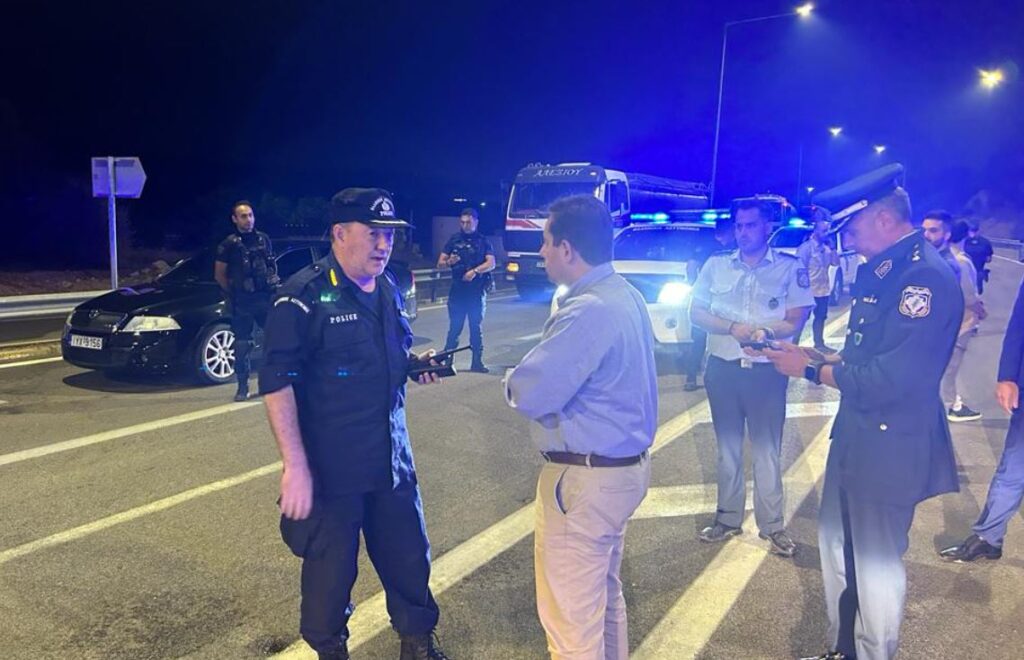 Στην Μάνδρα ο Νότης Μηταράκης: «Δίπλα στους ανθρώπους της ΕΛΑΣ που επιχειρούν με αυταπάρνηση και αυτοθυσία»