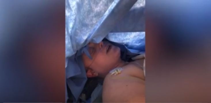 Γυναίκα τραγουδάει την ώρα που οι γιατροί της αφαιρούν όγκο από τον εγκέφαλο