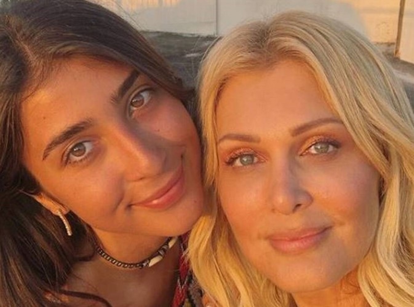 Νατάσα Θεοδωρίδου – Χριστιάνα Μπέτα: Μητέρα και κόρη τραγουδούν στη θάλασσα