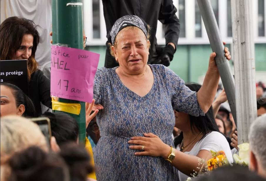 Γαλλία: «Θέλω αυτό να σταματήσει» – Η συγκλονιστική έκκληση ηρεμίας από την γιαγιά του Nael