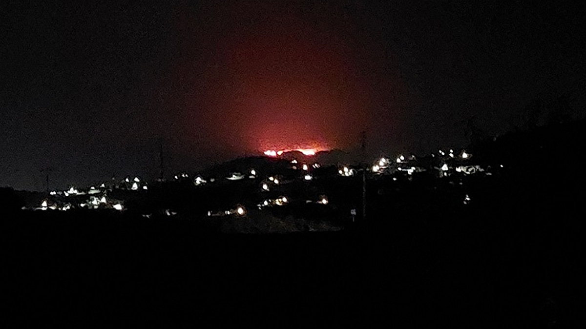 Νάξος: Σε πλήρη εξέλιξη η φωτιά που ξέσπασε σε δασική έκταση – Ενισχύονται οι δυνάμεις – Σηκώνονται τα εναέρια μέσα