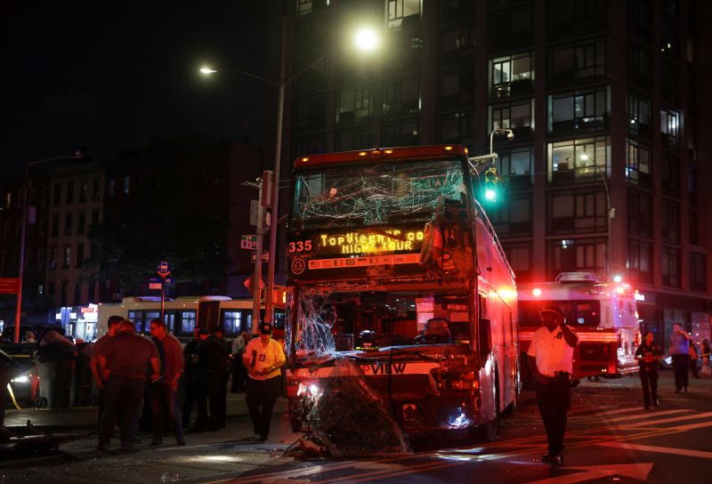 Νέα Υόρκη: Δεκάδες τραυματίες έπειτα από σύγκρουση λεωφορείων στο Μανχάταν – ΒΙΝΤΕΟ