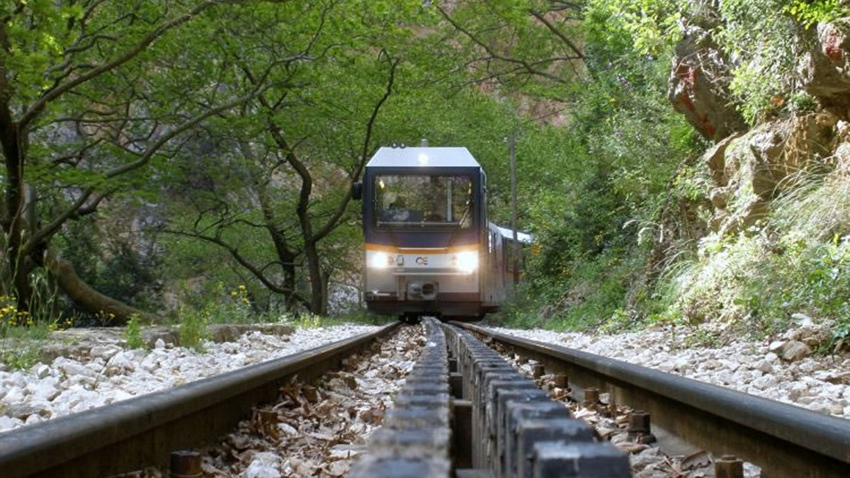 Καλάβρυτα: Ταλαιπωρία για 101 επιβάτες του «Οδοντωτού» που ακινητοποιήθηκε λόγω βλάβης – Δείτε βίντεο