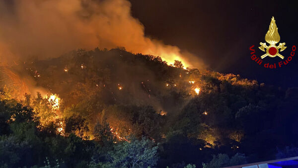 Ιταλία: Επτά νεκροί από τις πυρκαγιές και τις πλημμύρες – Να κηρυχθεί η Σικελία σε κατάσταση έκτακτης ανάγκης, ζητούν οι αρχές