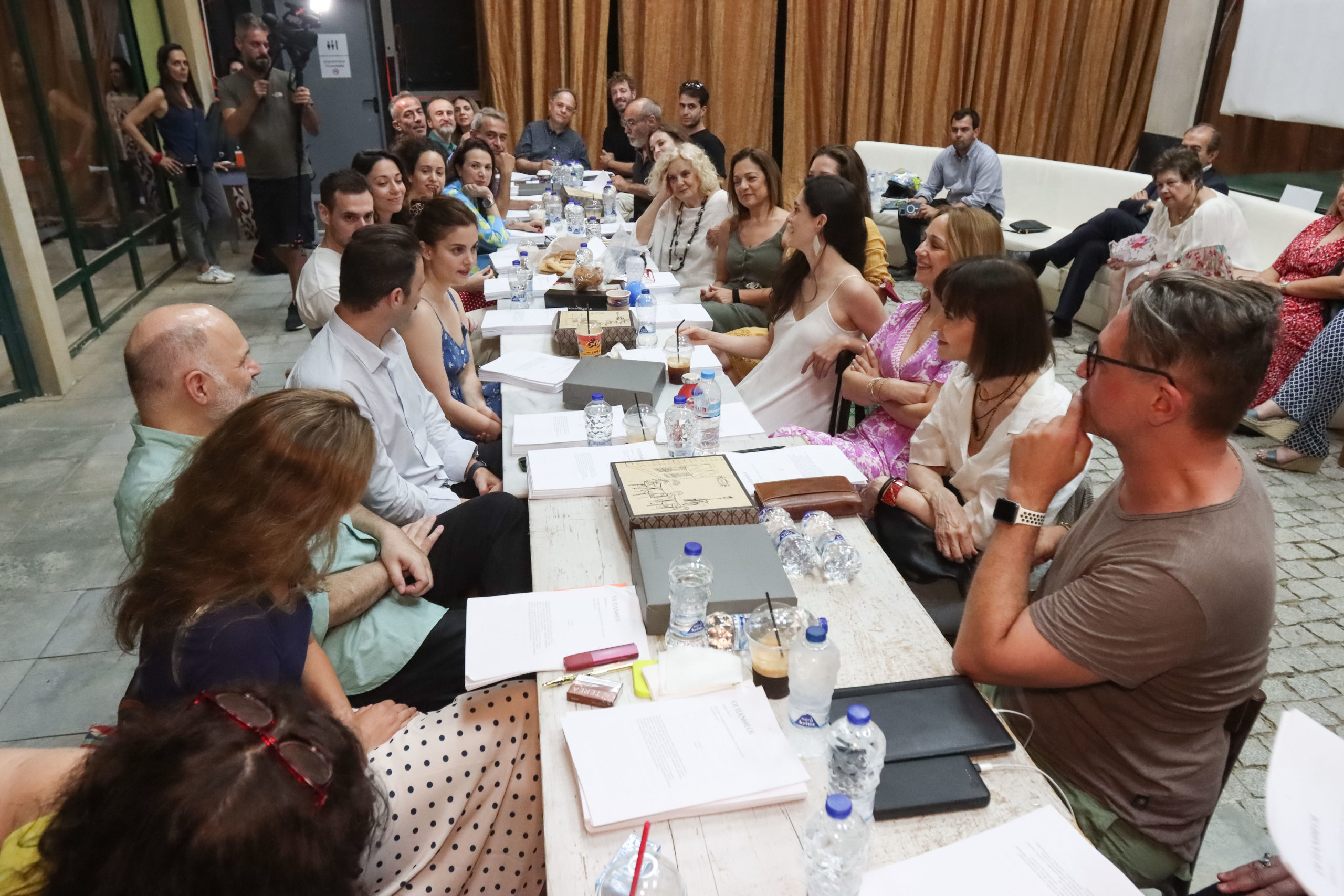 νέα δραματική σειρά του ΣΚΑΪ, «Οι Πανθέοι». 