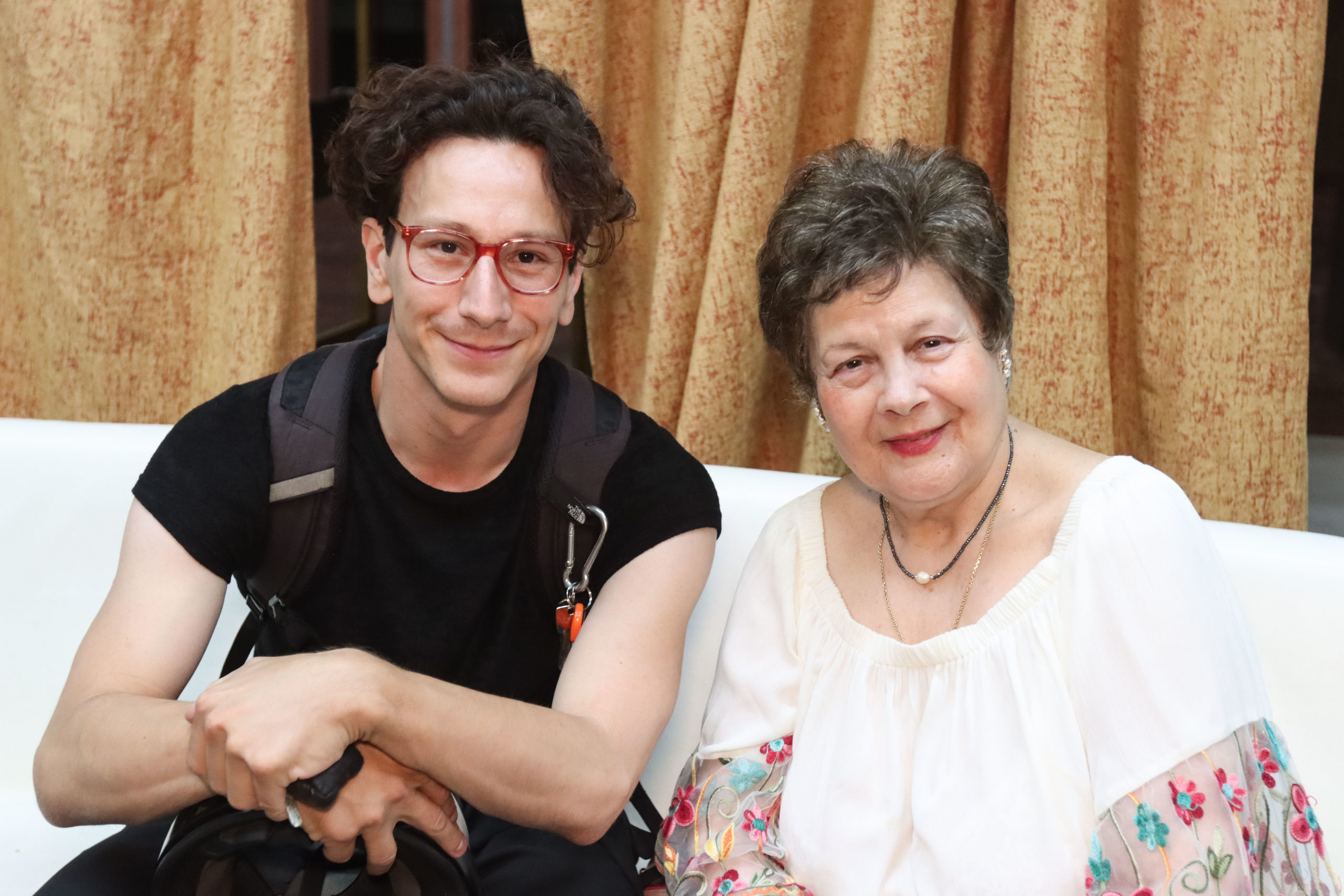 νέα δραματική σειρά του ΣΚΑΪ, «Οι Πανθέοι». 