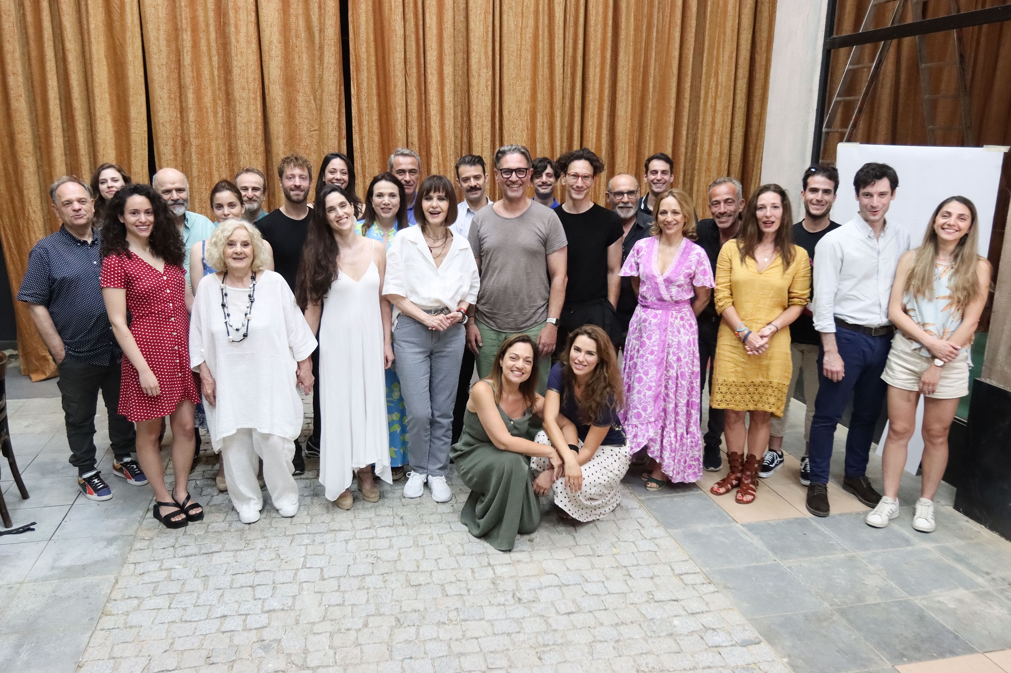 νέα δραματική σειρά του ΣΚΑΪ, «Οι Πανθέοι». 