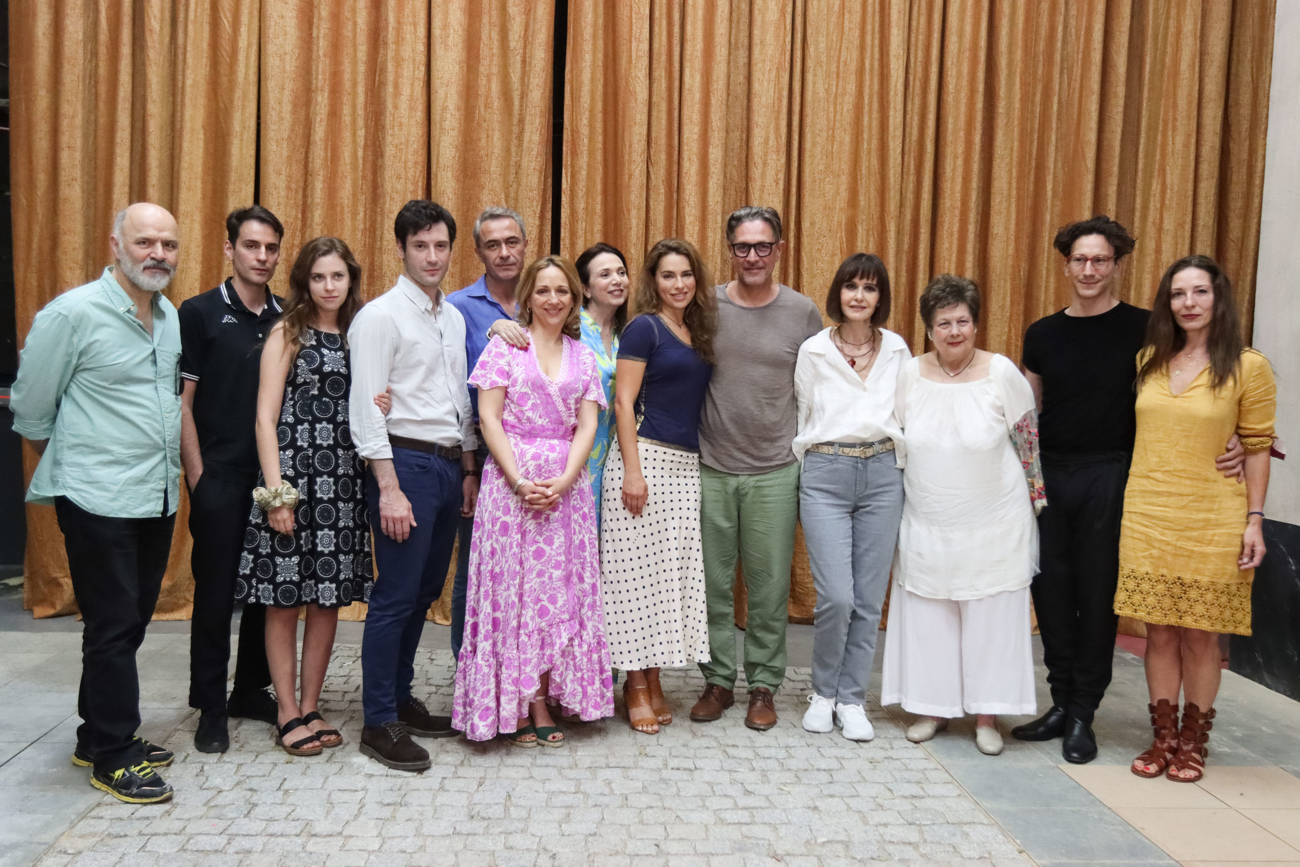 νέα δραματική σειρά του ΣΚΑΪ, «Οι Πανθέοι». 