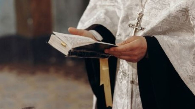 Πάτρα: Σκηνές απείρου κάλλους σε εκκλησία – Παπαδιά έσυρε από τα μαλλιά 29χρονη που πήγε να εξομολογηθεί