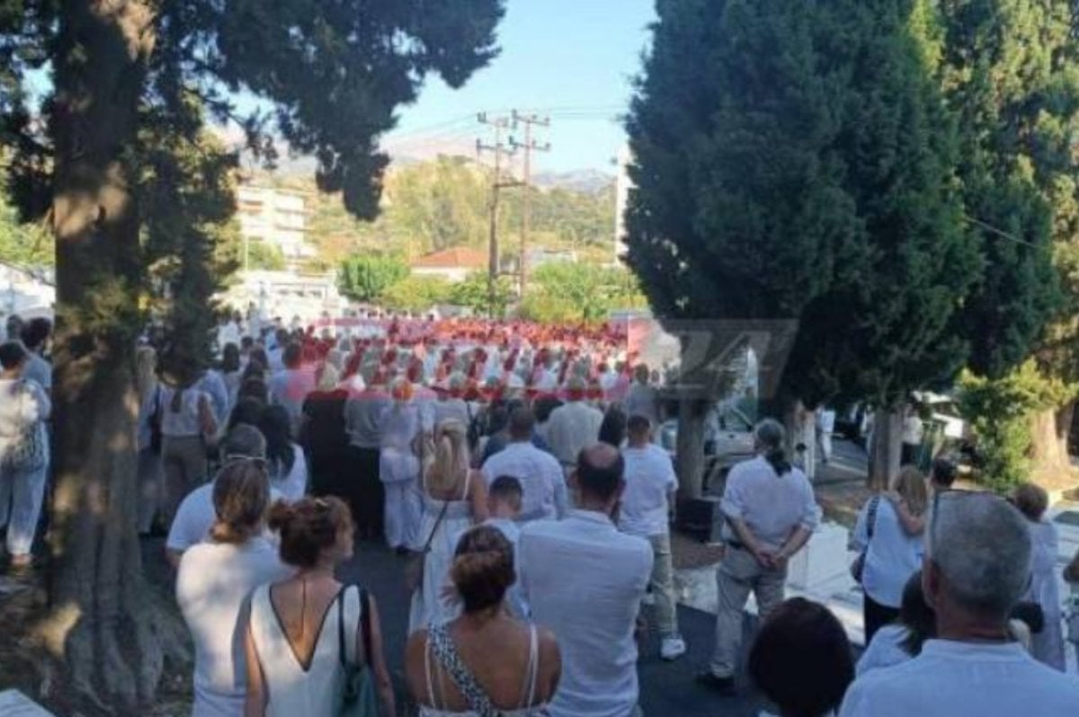 Θρήνος στην Πάτρα: Ντυμένοι στα λευκά «αποχαιρέτησαν» την 14χρονη Χριστίνα – ΦΩΤΟ