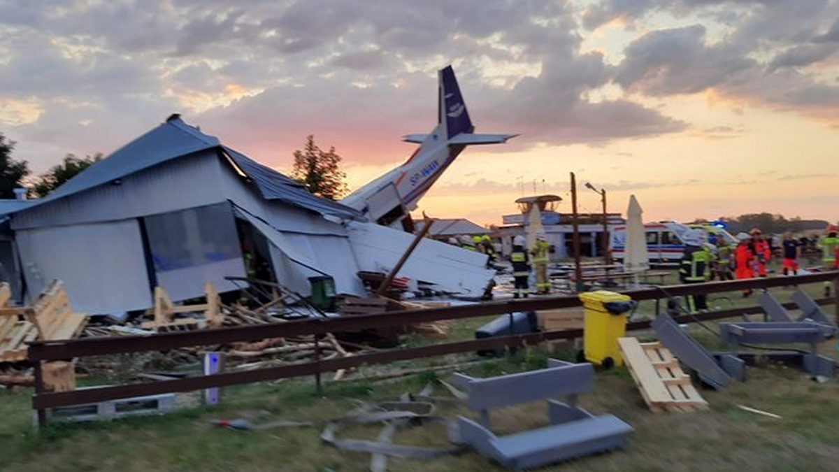 Πολωνία: Πέντε νεκροί και επτά τραυματίες από συντριβή μικρού αεροσκάφους στο υπόστεγο ενός αεροδρομίου