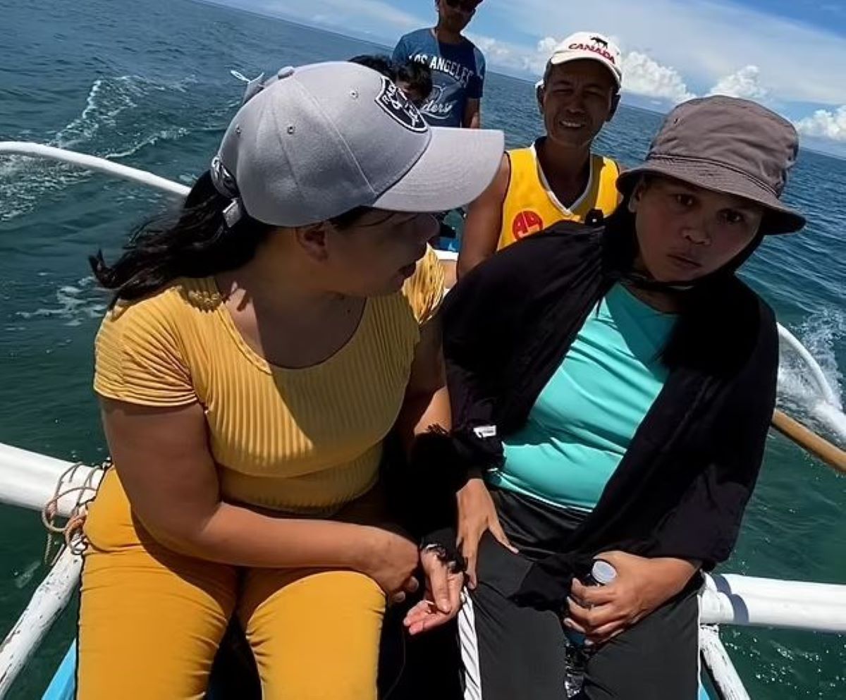 Φιλιππίνες: Η στιγμή που ψάρι αρπάζει κινητό τηλέφωνο από τα χέρια γυναίκας – Δείτε ΒΙΝΤΕΟ