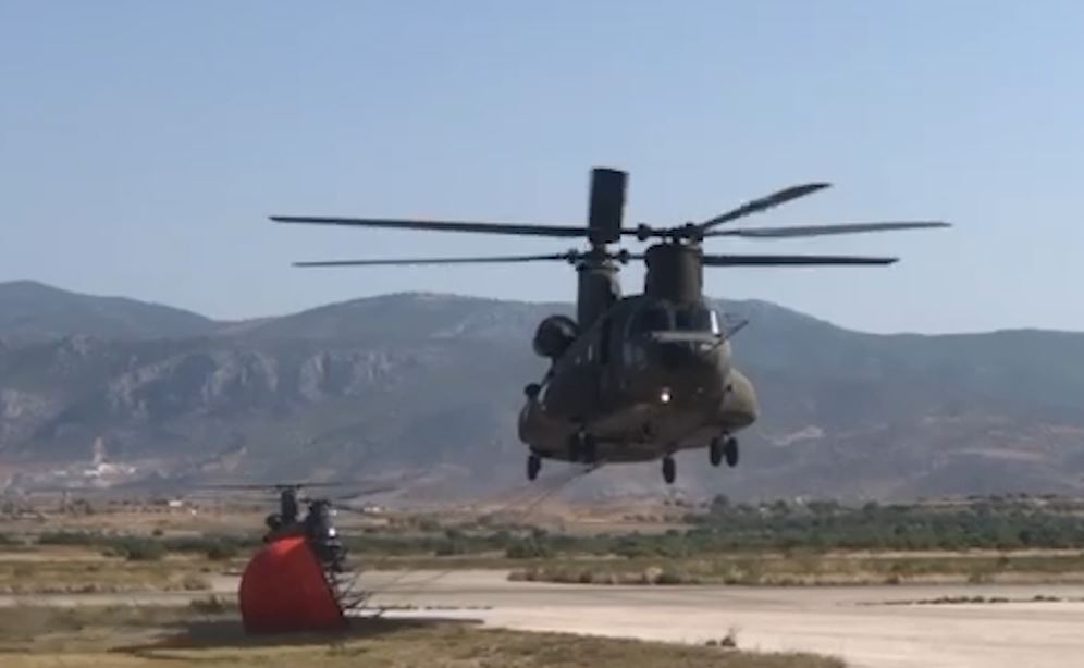 Ελικόπτερα Chinook: Από τα υπόστεγα κατευθείαν στην μάχη των πυρκαγιών – ΒΙΝΤΕΟ