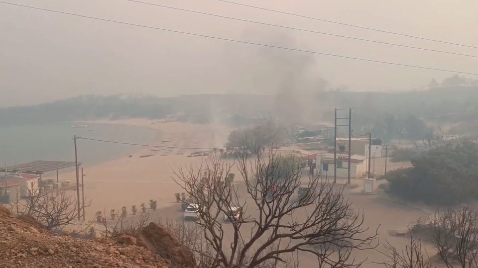 Φωτιά στη Ρόδο: Στάχτη έγιναν ξαπλώστρες στην παραλία Γλύστρα -ΦΩΤΟ