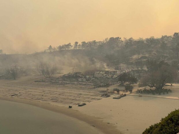 Φωτιά στη Ρόδο: Κάηκε beach bar στην παραλία Γλύστρα