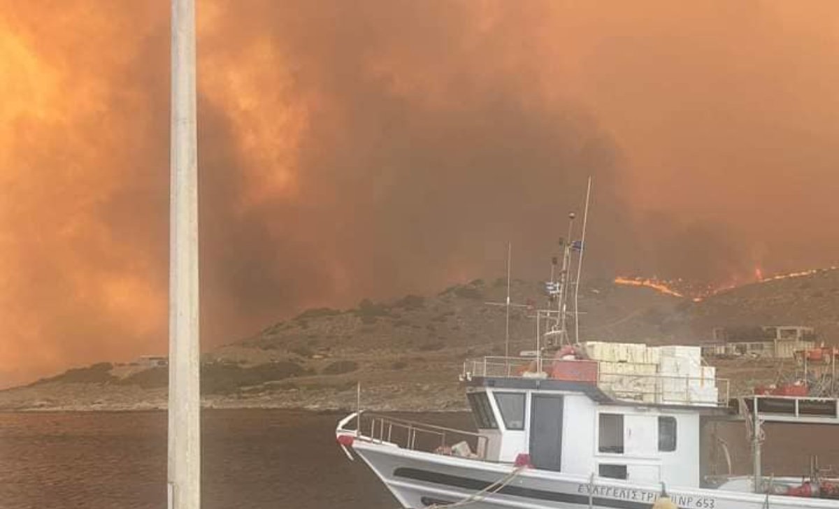Φωτιά στη Ρόδο: Καίγονται εκκλησία και σπίτι στο χωριό Λάερμα