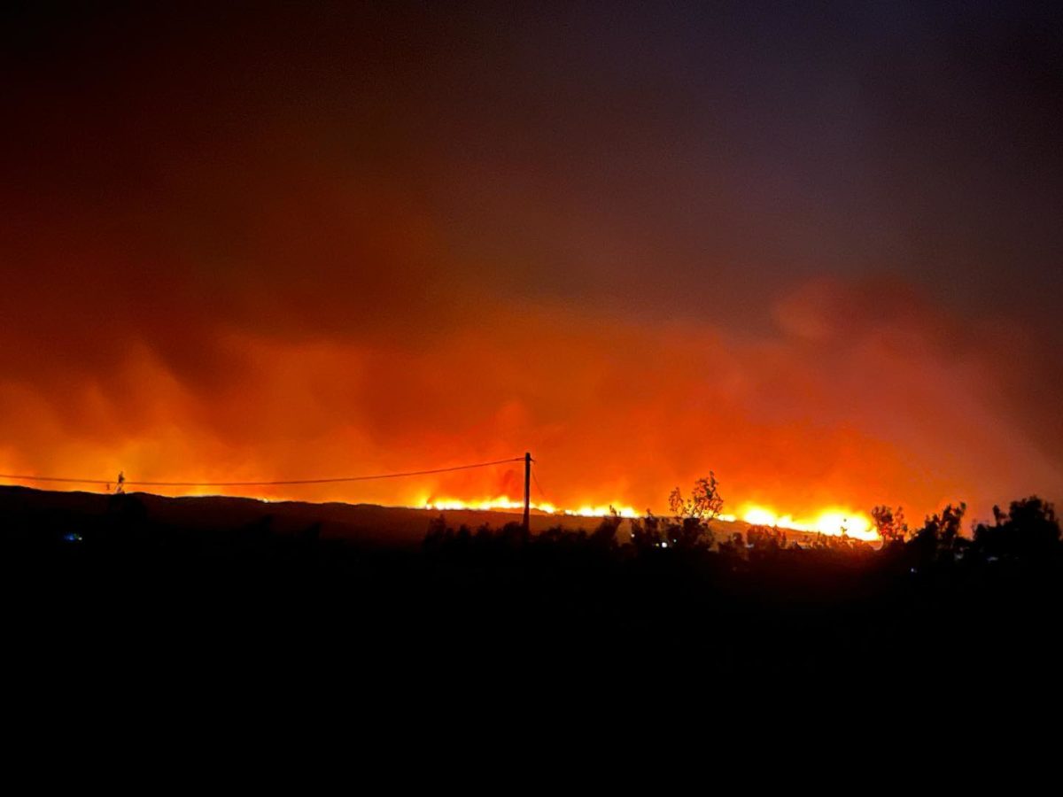 Πύρινη κόλαση στην Ρόδο: Ολονύχτια η μάχη με τις φλόγες – Ανησυχία προκαλεί ο «ακραίος κίνδυνος» φωτιάς