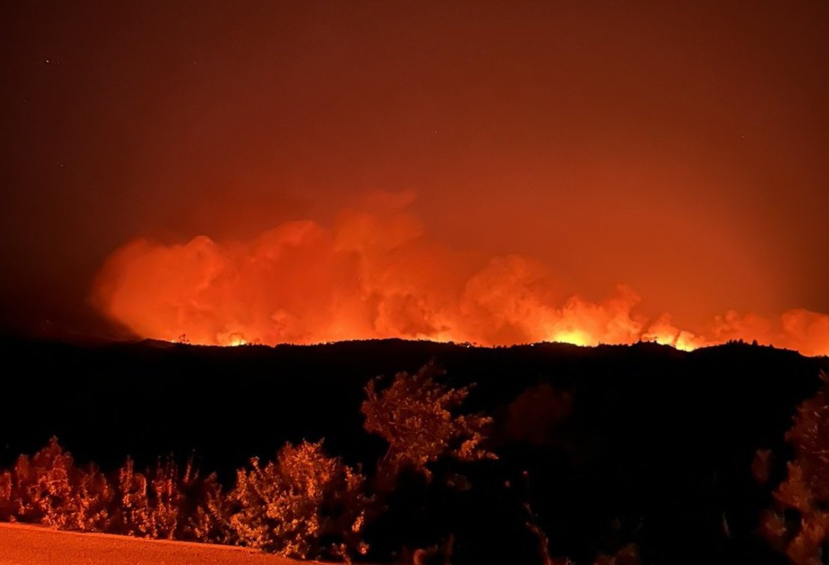 Εφιαλτική νύχτα στην Ρόδο: Μάχη με τις φλόγες σε τρία μέτωπα – 112 σε Γεννάδι και Κιοτάρι, η φωτιά καίει σπίτια στο χωριό Λάερμα