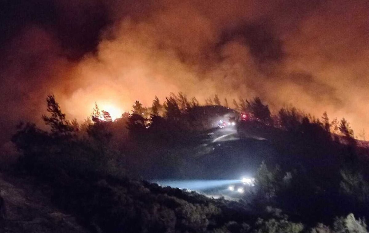 Μάχη με τις φλόγες στην Ρόδο: Εκκενώνεται το χωριό Λάερμα – Μήνυμα από το 112