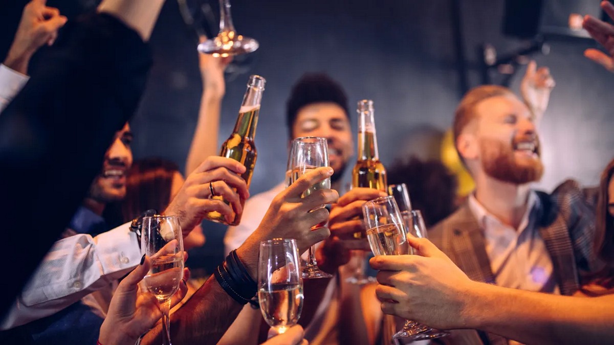 Χαμός από μεθυσμένους τουρίστες στην Χερσόνησο – Τα ασθενοφόρα πηγαινοέρχονταν μέχρι το πρωί