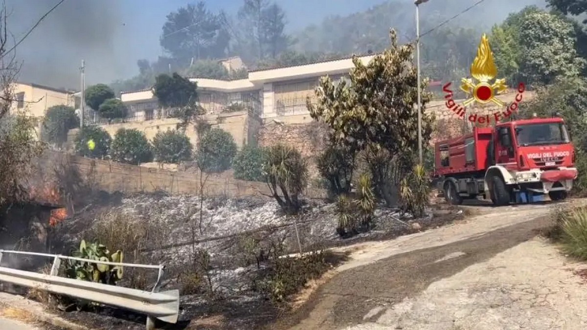 Ιταλία: Πενήντα φωτιές στη Σικελία – Δεκάδες κάτοικοι εγκατέλειψαν τα σπίτια τους στα περίχωρα του Παλέρμο