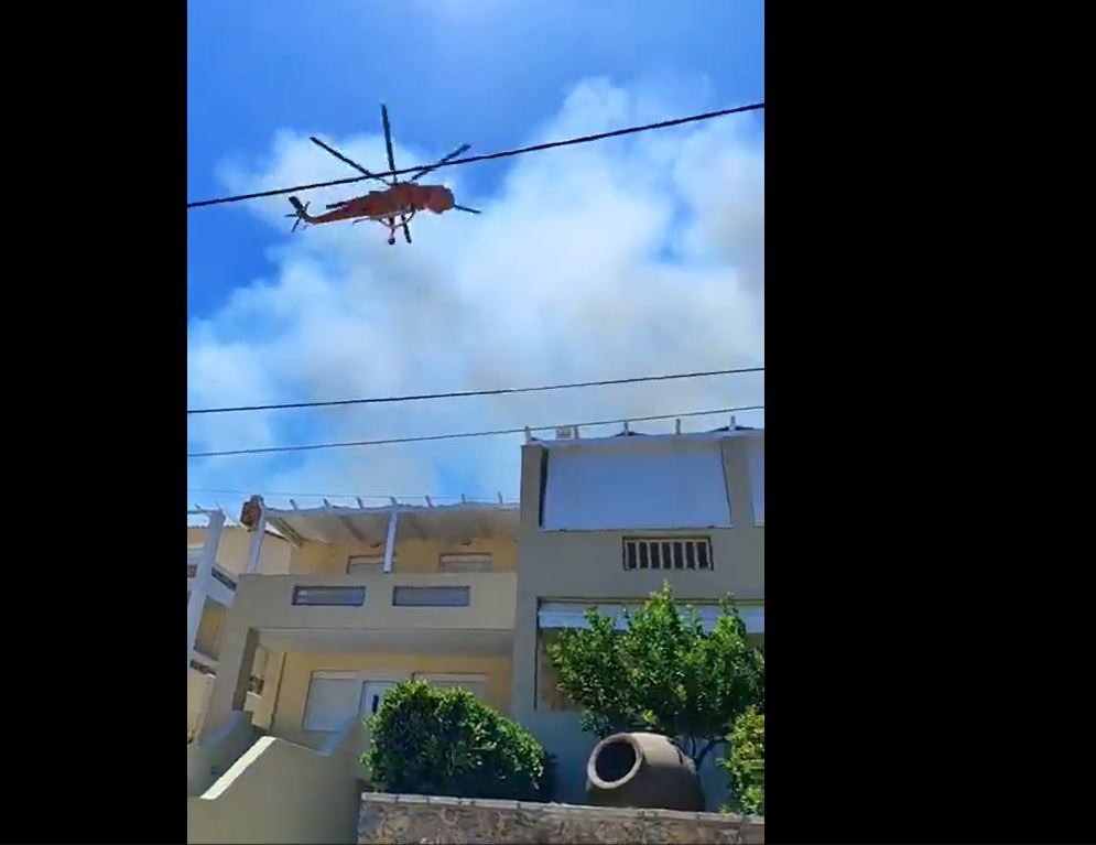 Φωτιά στον Νέο Κουβαρά: Συνεχείς ρίψεις από τα εναέρια μέσα δίπλα στα σπίτια