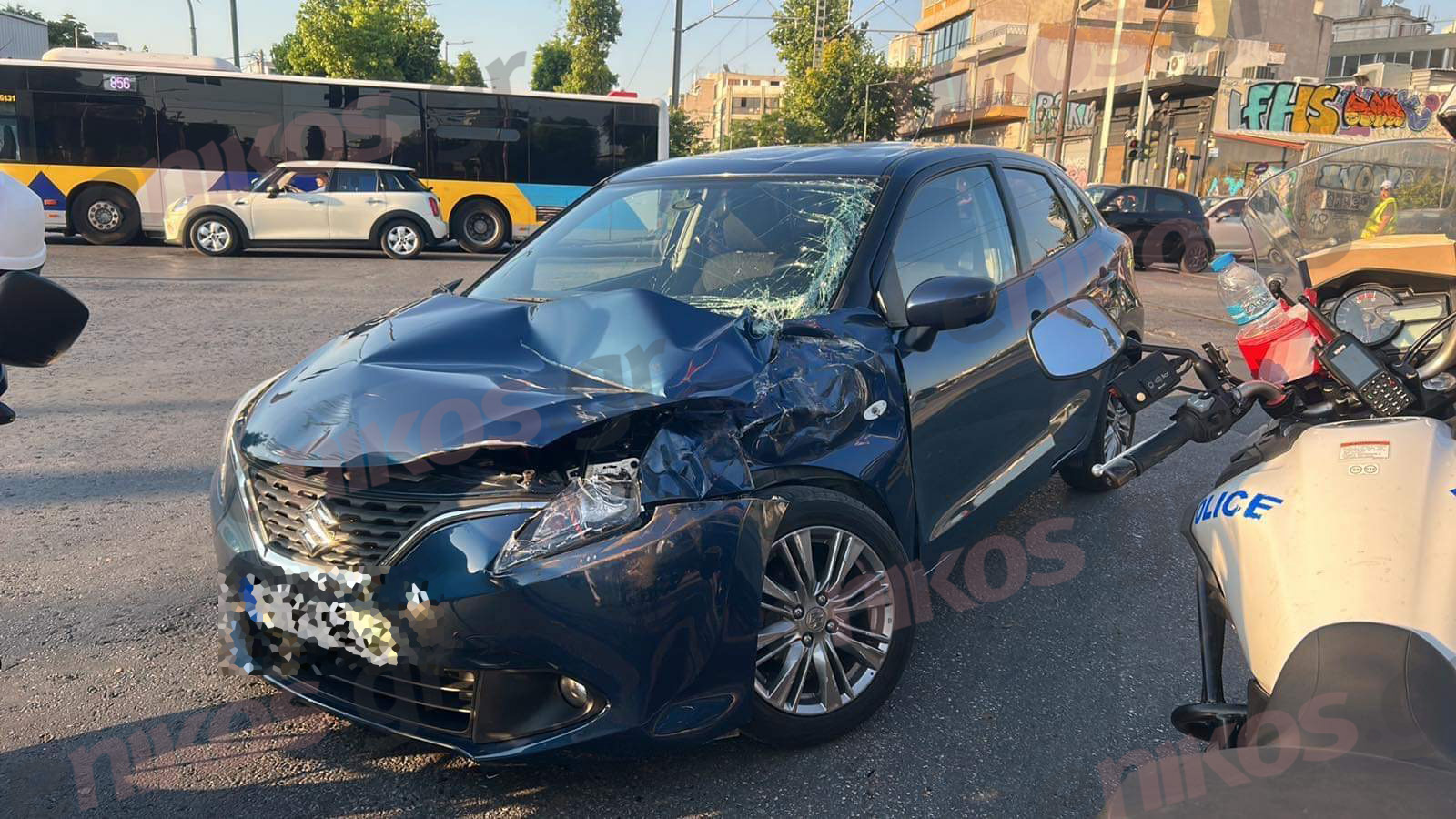 Ιερά Οδός: ΦΩΤΟ από το αυτοκίνητο που παραβίασε τις μπάρες και συγκρούστηκε με τρένο