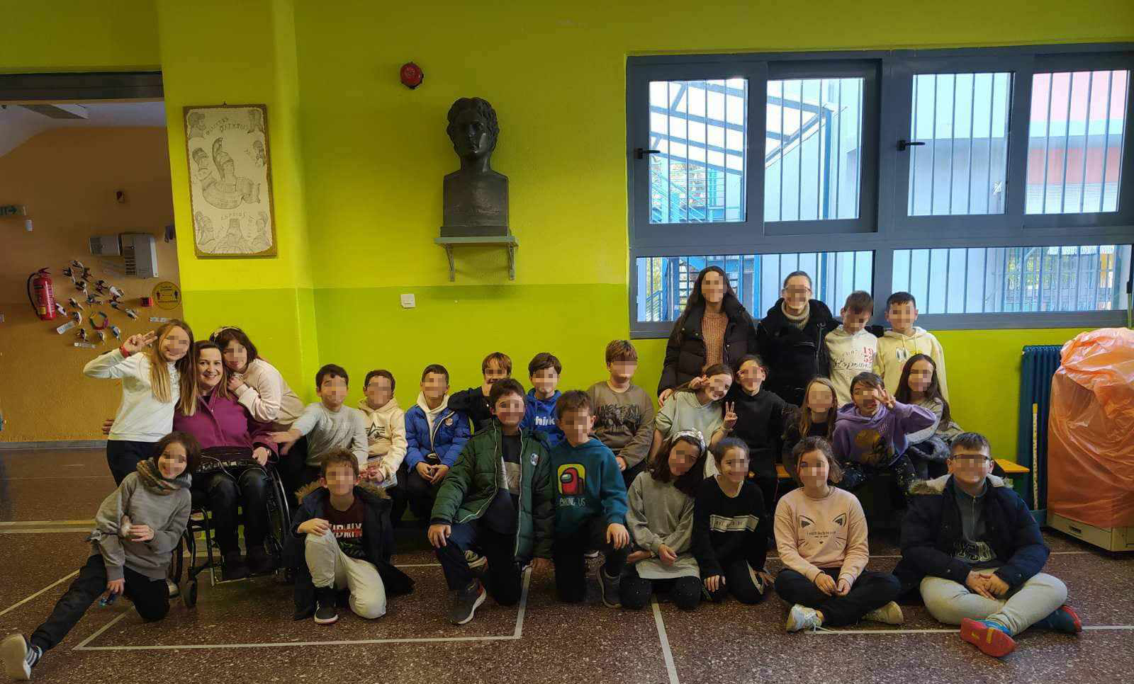 Θεσσαλονίκη: Μητέρα 3 παιδιών με χαλαρή παραπληγία παίρνει το πτυχίο της από το ΑΠΘ – Το μήνυμα που στέλνει