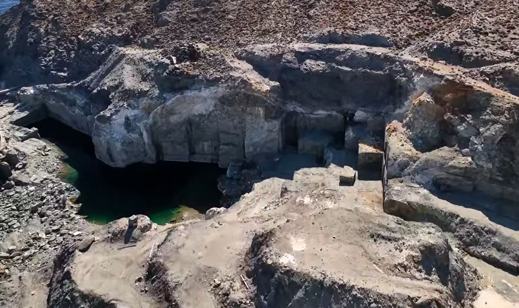 Τήνος το «Πράσινο Λατομείο»: Η μεγαλύτερη φυσική μαρμάρινη πισίνα της Μεσογείου από ψηλά