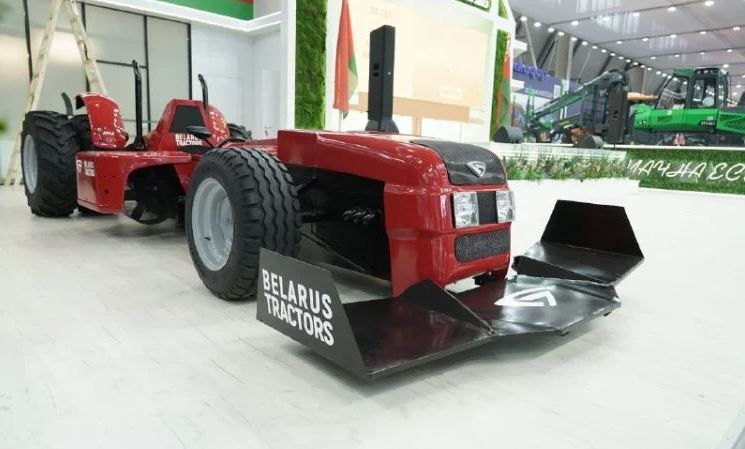 Οργώνει την άσφαλτο – Μονοθέσιο της Formula 1 φτιαγμένο από τρακτέρ