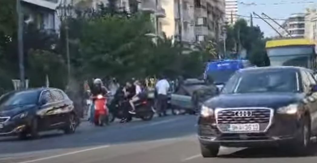 Τούμπαρε αυτοκίνητο στη Βασιλίσσης Σοφίας – Κλειστή η δεξιά λωρίδα προς Σύνταγμα λόγω του τροχαίου
