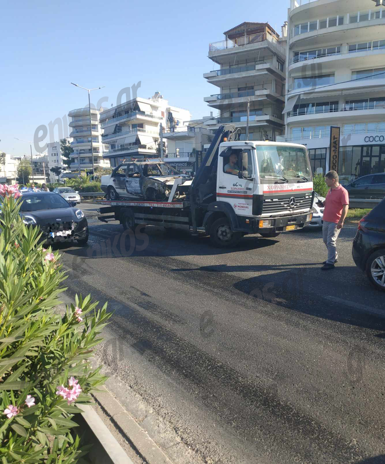 Άλιμος: Απομακρύνθηκε το αυτοκίνητο που έπιασε φωτιά στην παραλιακή – Αυξημένη η κίνηση – ΦΩΤΟ αναγνώστη