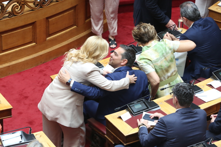 Στο πρώτο έδρανο του ΣΥΡΙΖΑ ο Αλέξης Τσίπρας, με Όλγα Γεροβασίλη και Σωκράτη Φάμελλο