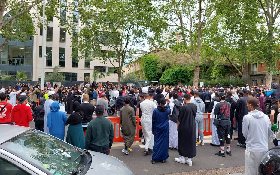 Γαλλία: Σε τεταμένη ατμόσφαιρα η κηδεία του 17χρονου Ναέλ – Η χώρα ετοιμάζεται για νέα νύχτα διαδηλώσεων