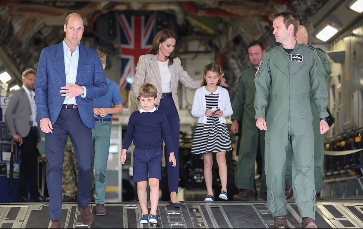 Βρετανία: Πάγωσαν τα χαμόγελα της βασιλικής οικογένειας σε αεροπορική έκθεση – Το μεταγωγικό και η γιαγιά «Gan Gan»