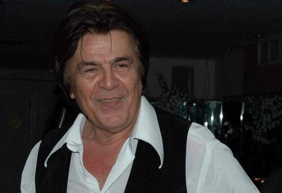 Πέθανε ο Βασίλης Κωνσταντινίδης των θρυλικών «Idols»