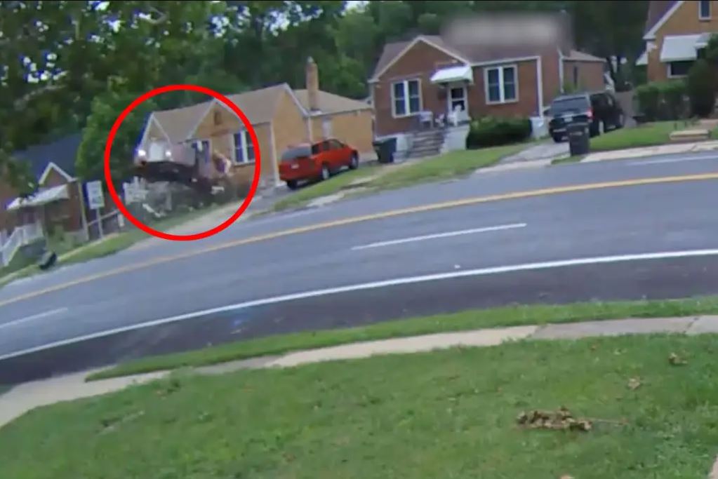 Βίντεο: Αυτοκίνητο εκτοξεύτηκε στον αέρα και προσγειώθηκε σε σπίτι – Νεκρή η 73χρονη οδηγός