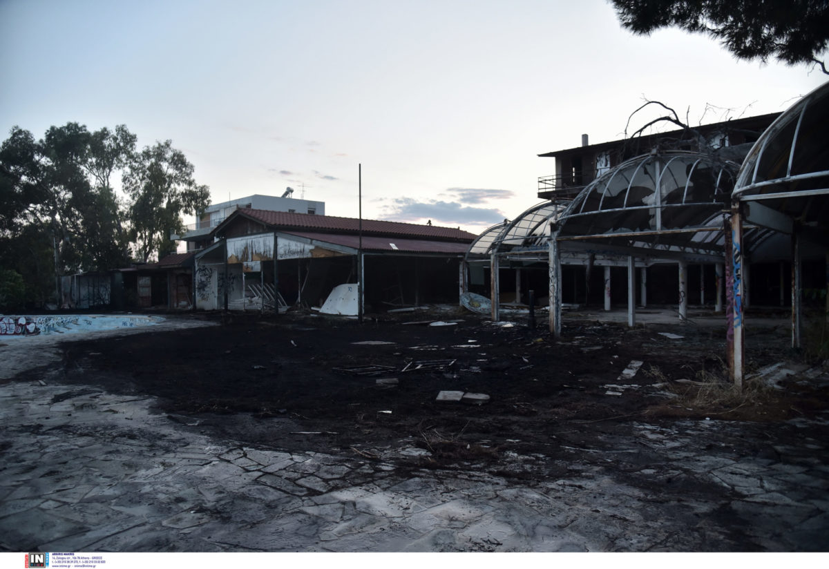 Φωτιά στην Κηφισιά: Εικόνες από την καταστροφή στο εγκαταλελειμμένο ξενοδοχείο «Grand Chalet»