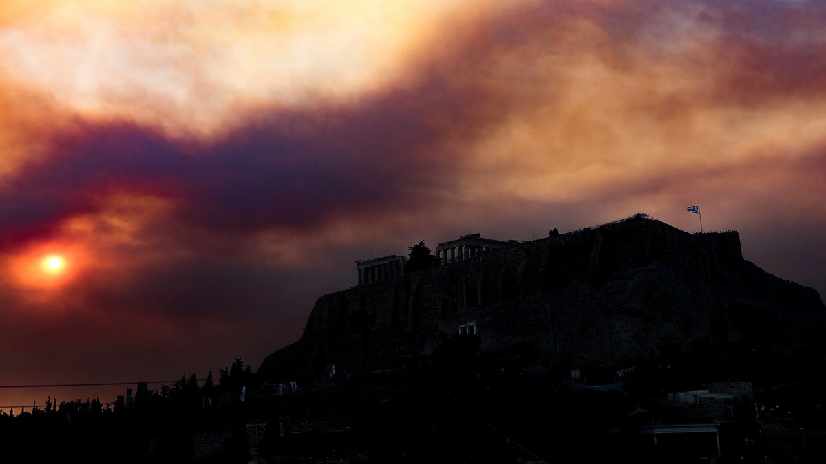 Φωτιά στη Φυλή: Σε μαύρο «φόντο» η Ακρόπολη – Το βίντεο που κάνει τον γύρο του διαδικτύου