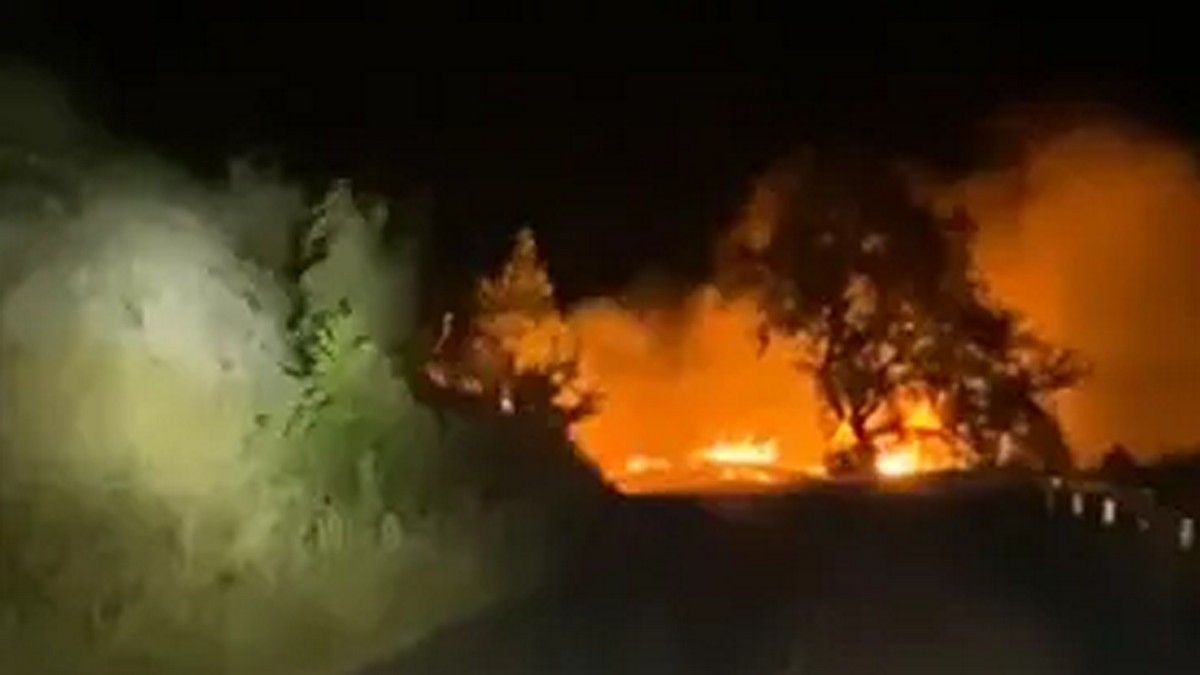 Κοζάνη: Αυτοκίνητο «λαμπάδιασε» στο δρόμο Αιανής-Καισαρειάς – Εκρήξεις και φωτιά σε χόρτα και δέντρα – ΒΙΝΤΕΟ